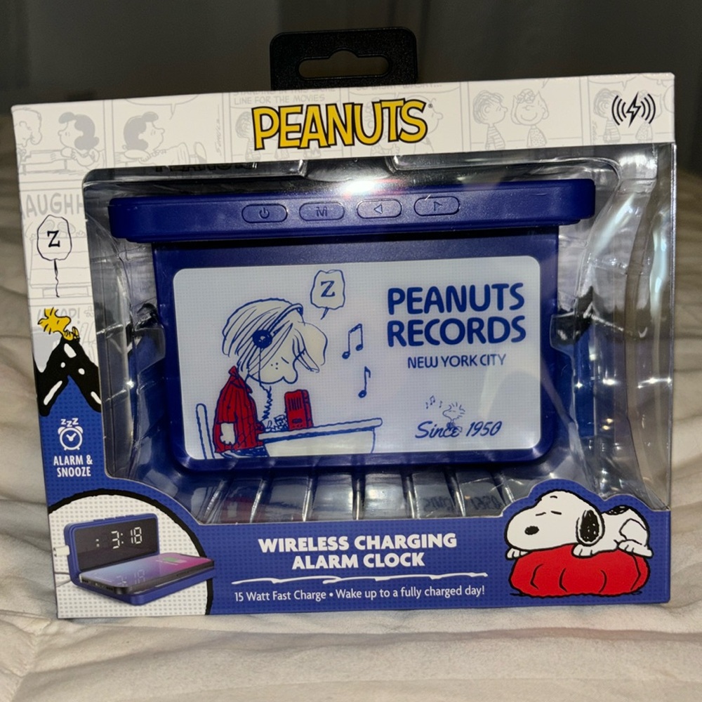 Snoopy New In Box Peanuts Wireless Charging Alarm Clock Station Charlie Brown